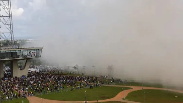 Implosão do "Torre Palace Hotel", em Brasília. por Fábio Rodrigues Pozzebom | Agência Brasil 