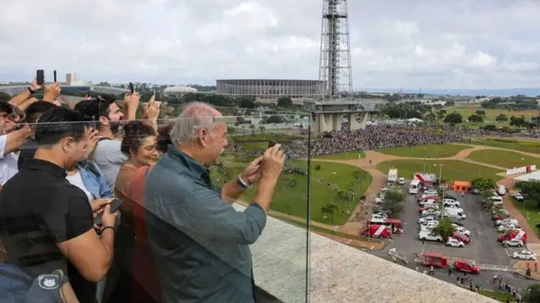 Implosão do "Torre Palace Hotel", em Brasília. por Fábio Rodrigues Pozzebom | Agência Brasil 