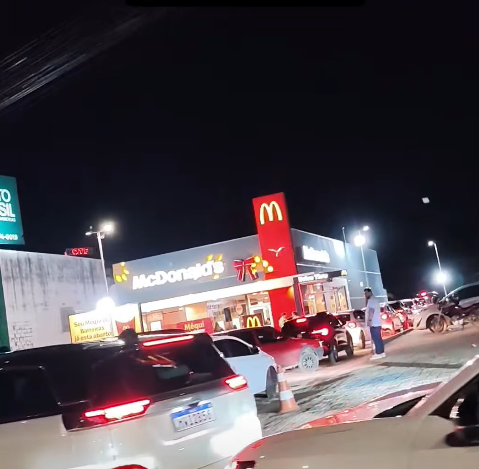Inauguaração de McDonald's em Barreiras causa congestionamento no trânsito por Reprodução