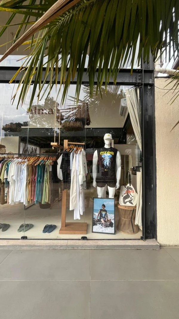 Vitrine da loja com peças de Gefferson Vila Nova por Divulgação