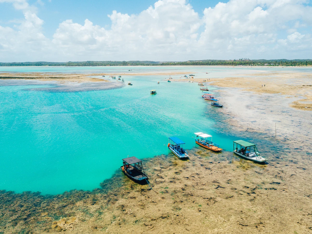Na maré baixa os recifes de coral emergem e formam piscinas naturais acessíveis por jangadas por Lucas Meneses/Sedetur