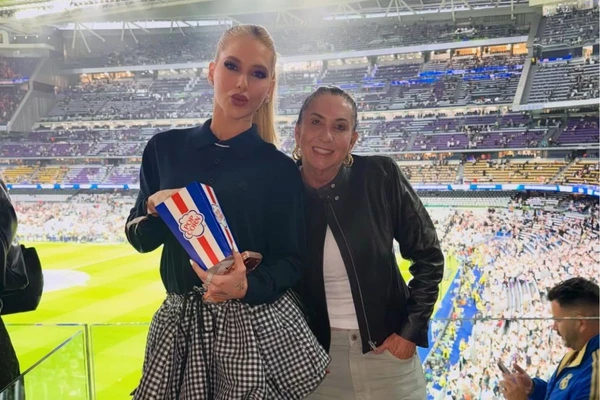 Virgínia posa ao lado da mãe, Margareth Serrão, em jogo do Real Madrid