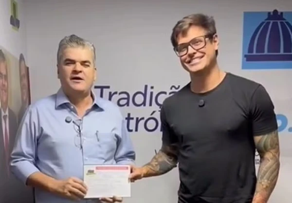 Washington Reis e Dado Dolabella. O ator Dado Dolabella teve sua filiação ao MDB barrada. Após o anúncio de sua pré-candidatura, o setor feminino do partido protestou vigorosamente devido ao histórico de condenação do artista por violência doméstica por Reprodução/Redes Sociais  