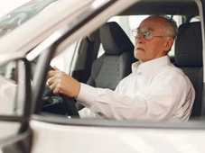 Imagem - Idosos podem comprar carro zero com desconto de até 25%? Entenda decisão