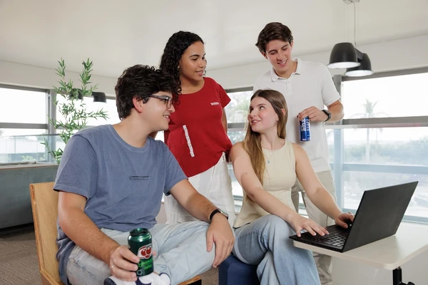 A iniciativa oferece oportunidades nas áreas de Business e Supply e recebe candidaturas até o dia 13 de abril