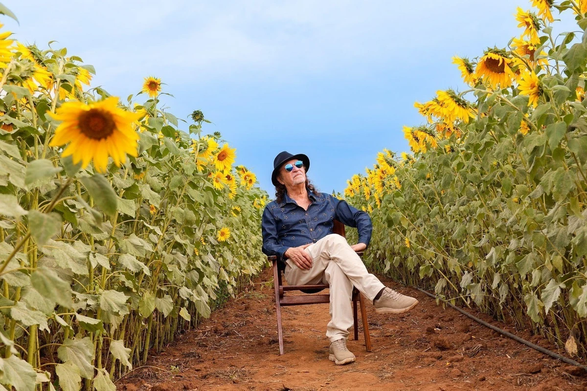 Alceu Valença está comemorando seus 80 anos com a turnê 80 Girassóis