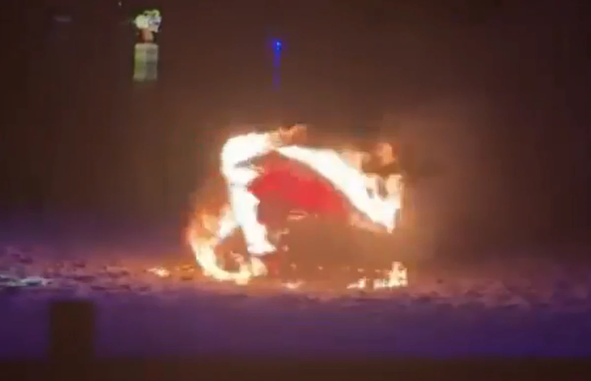 Dançarina pega fogo durante apresentação por Reprodução