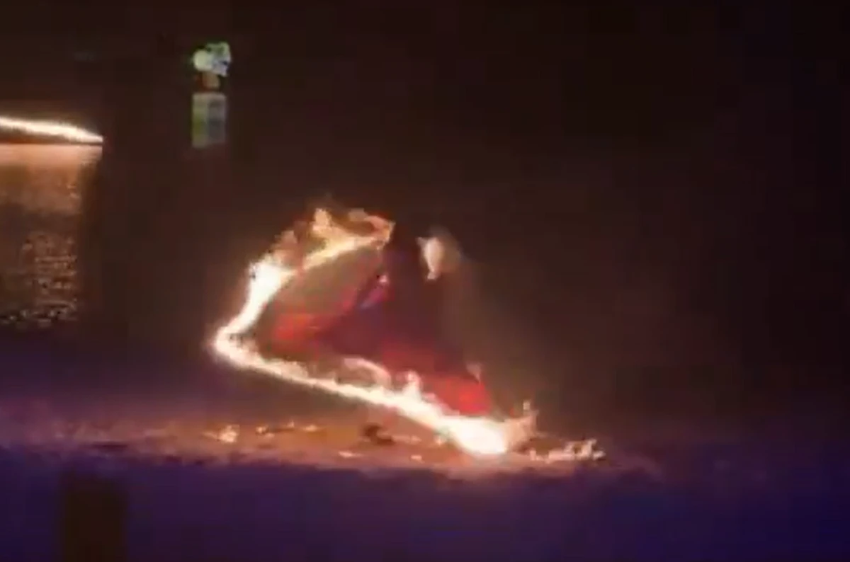 Dançarina pega fogo durante apresentação por Reprodução