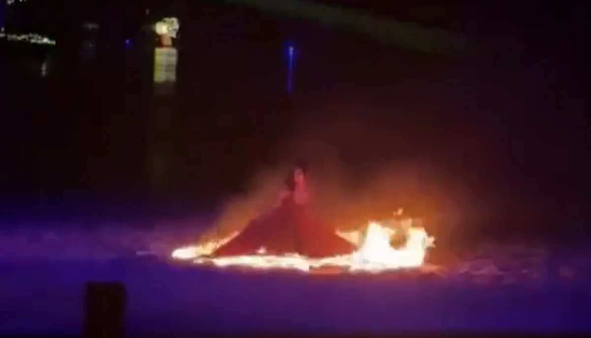 Dançarina pega fogo durante apresentação por Reprodução