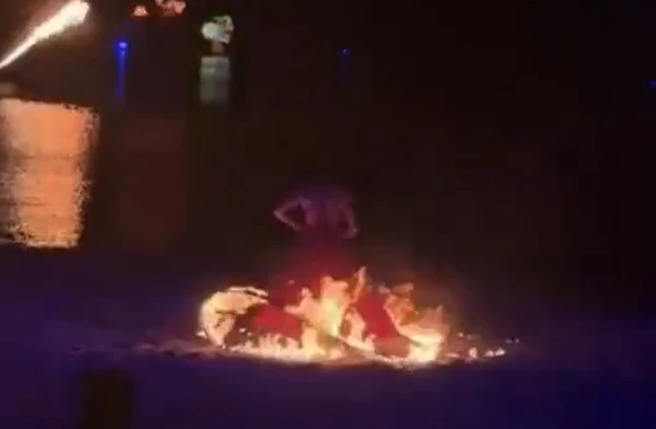 Dançarina pega fogo durante apresentação por Reprodução