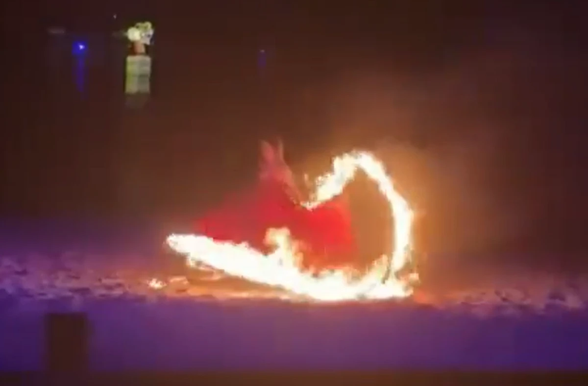 Dançarina pega fogo durante apresentação por Reprodução