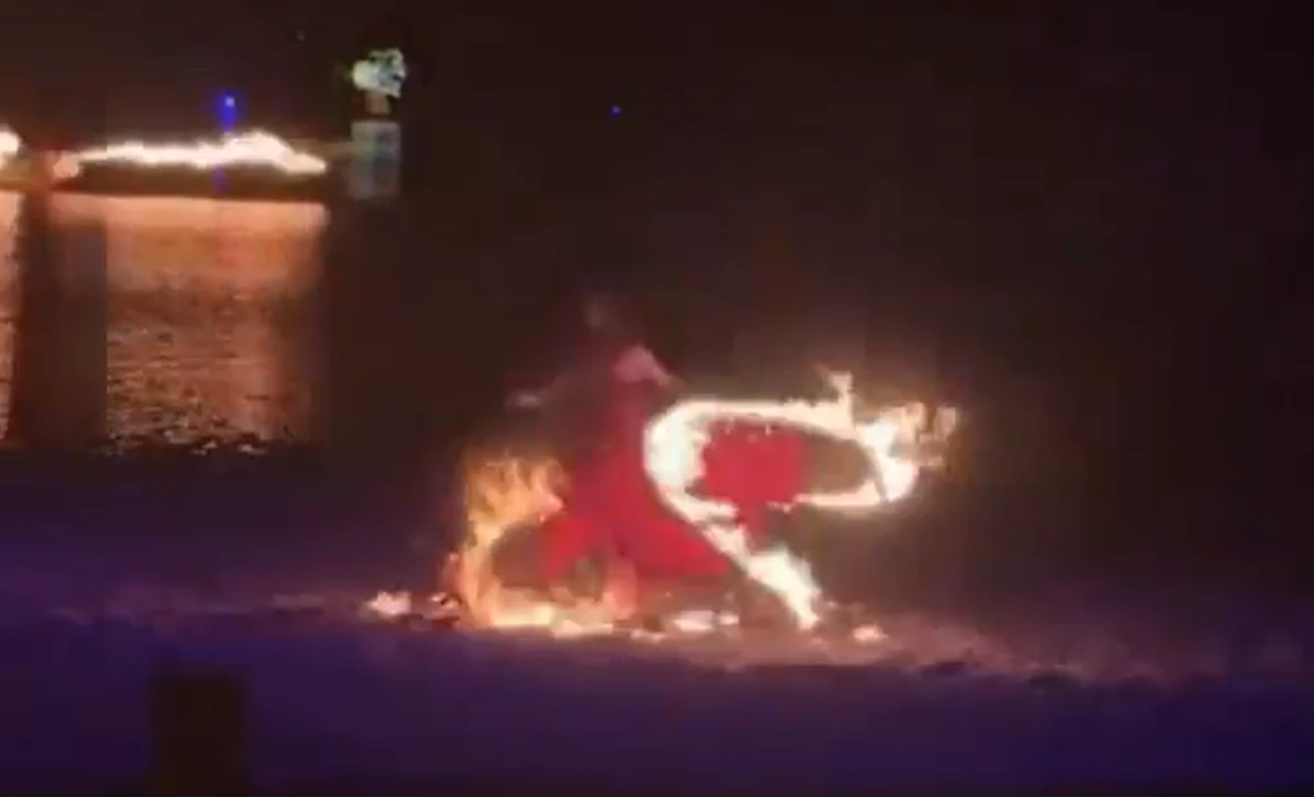 Dançarina pega fogo durante apresentação por Reprodução