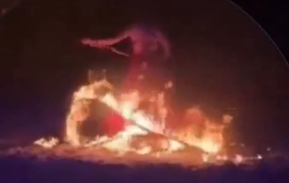 Dançarina pega fogo durante apresentação por Reprodução