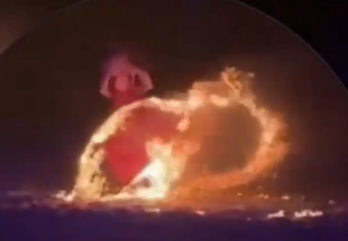 Dançarina pega fogo durante apresentação por Reprodução