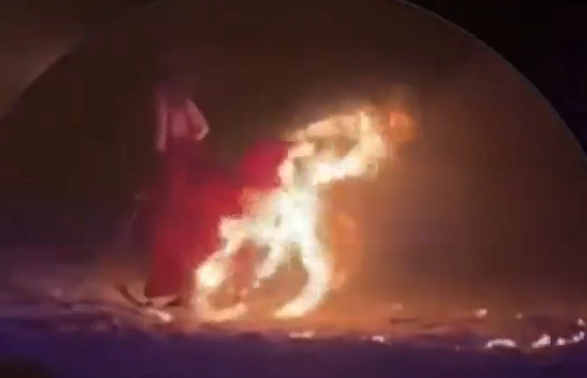 Dançarina pega fogo durante apresentação por Reprodução