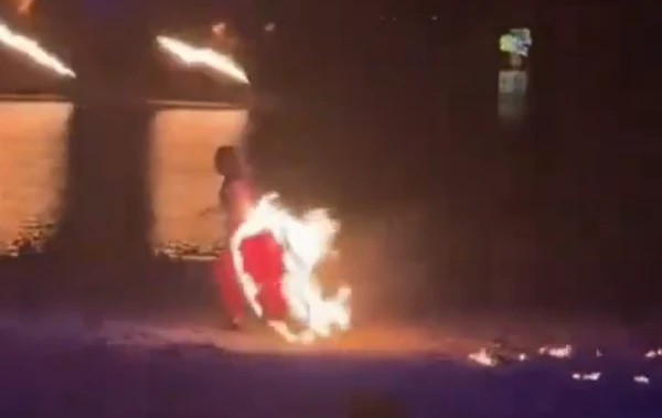 Dançarina pega fogo durante apresentação por Reprodução