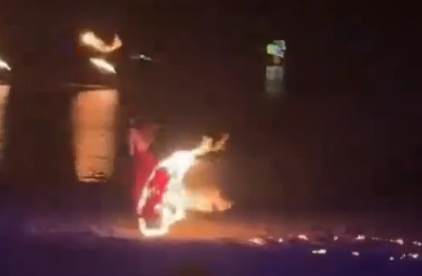 Dançarina pega fogo durante apresentação por Reprodução