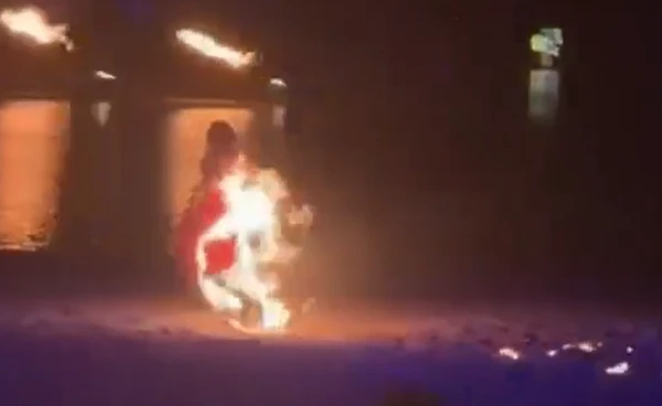 Dançarina pega fogo durante apresentação por Reprodução