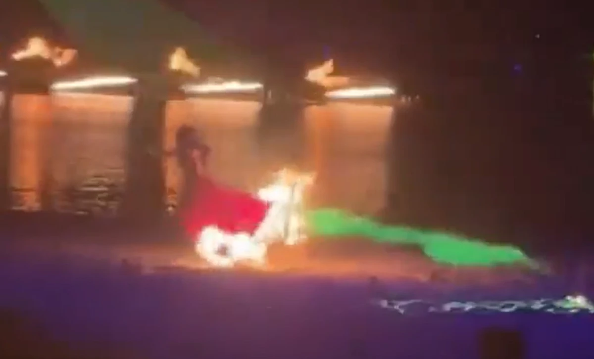 Dançarina pega fogo durante apresentação por Reprodução