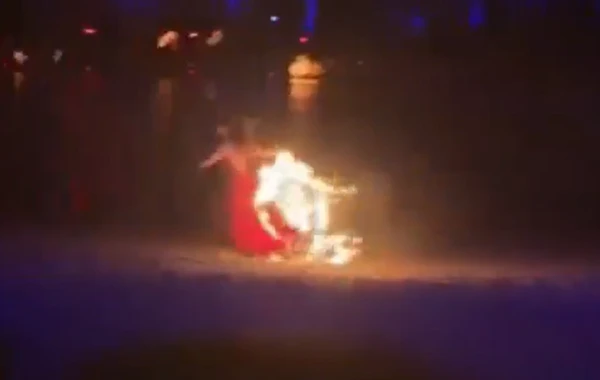 Dançarina pega fogo durante apresentação por Reprodução