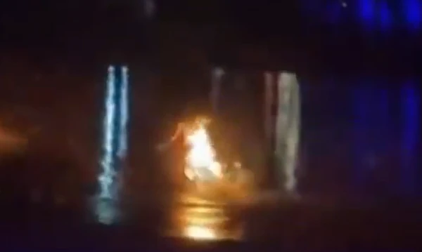 Dançarina pega fogo durante apresentação por Reprodução