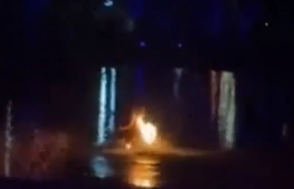 Dançarina pega fogo durante apresentação por Reprodução