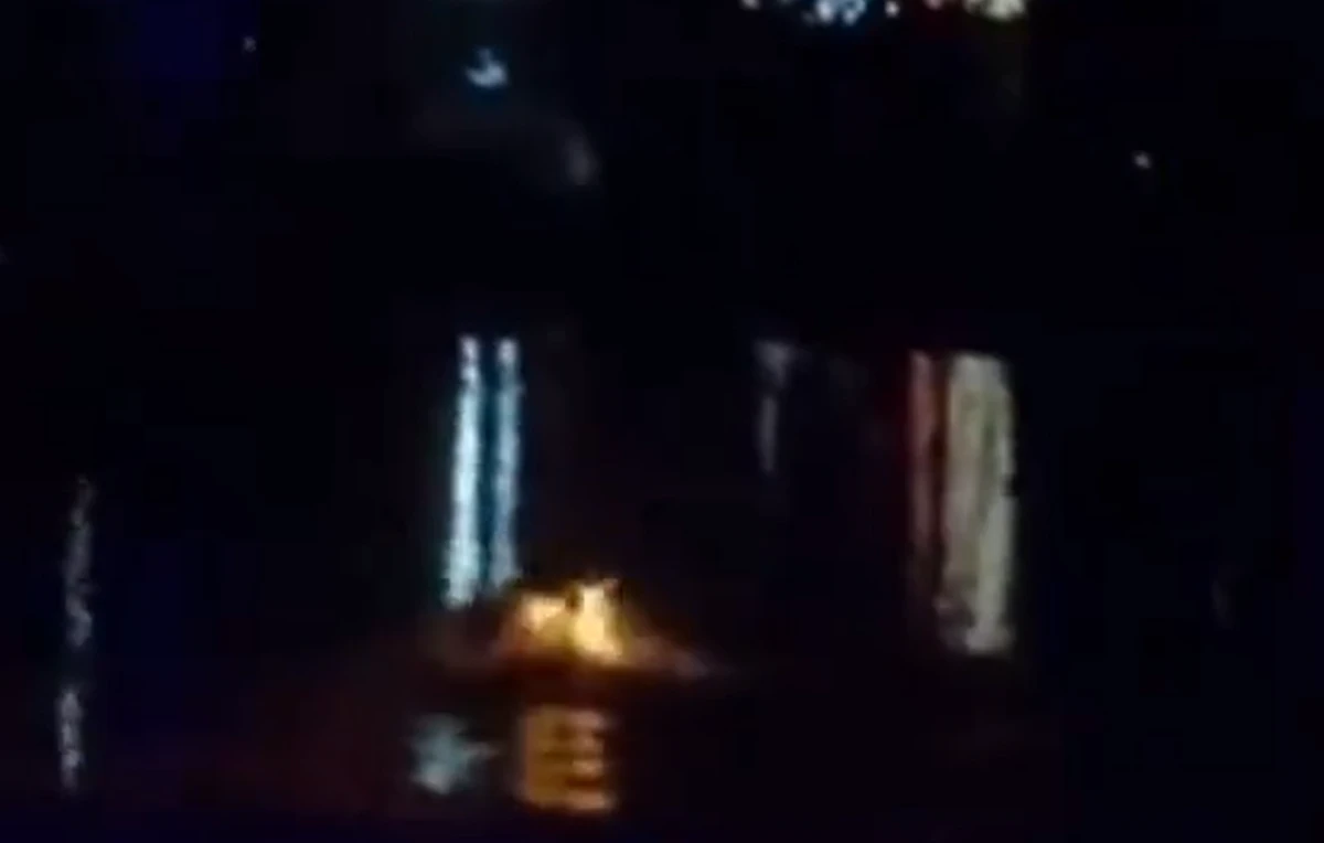 Dançarina pega fogo durante apresentação por Reprodução