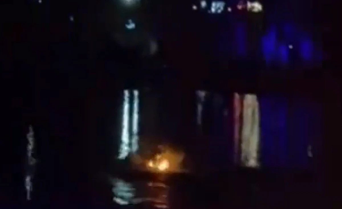 Dançarina pega fogo durante apresentação por Reprodução