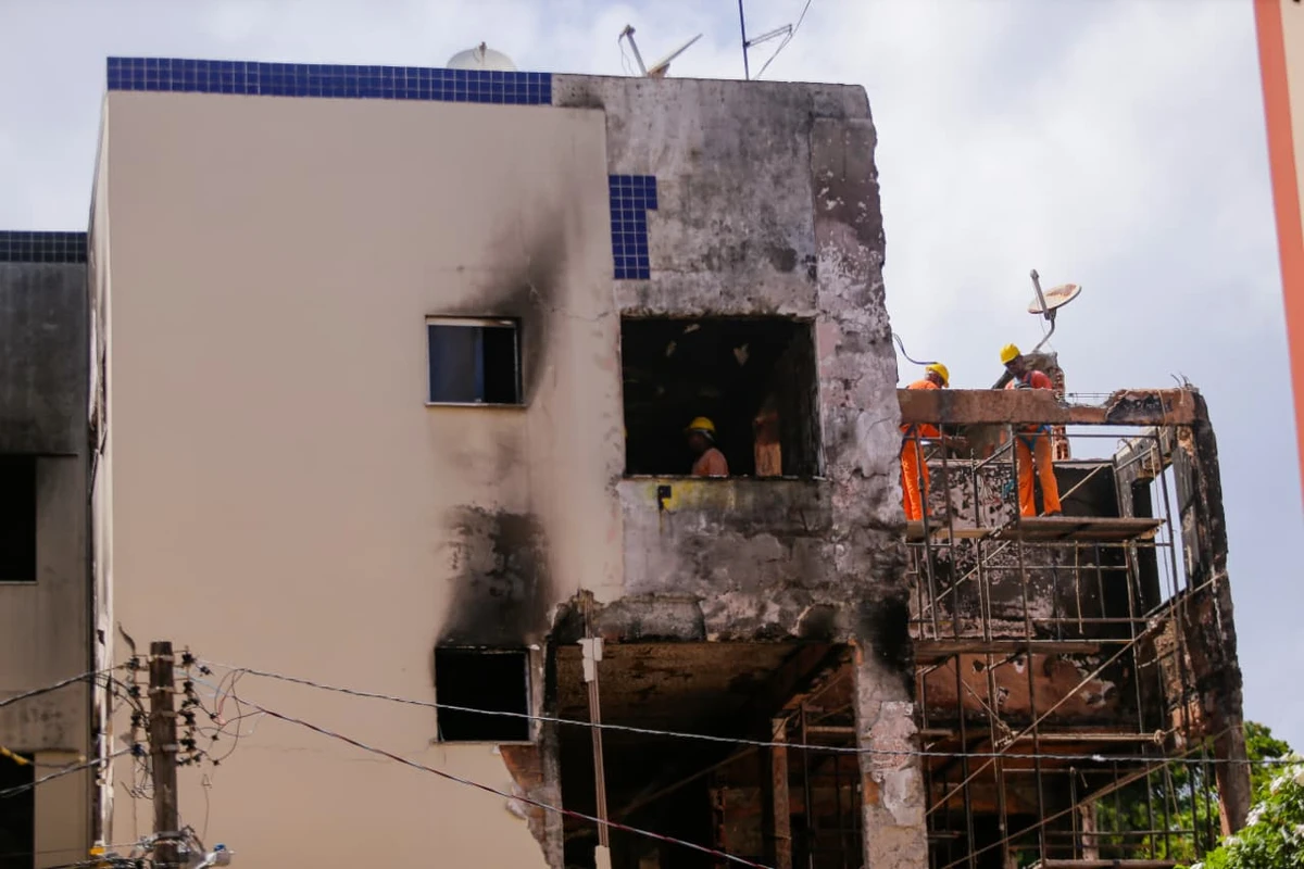 Demolição parcial de prédio atingido por explosão no Stiep por Arisson Marinho/CORREIO