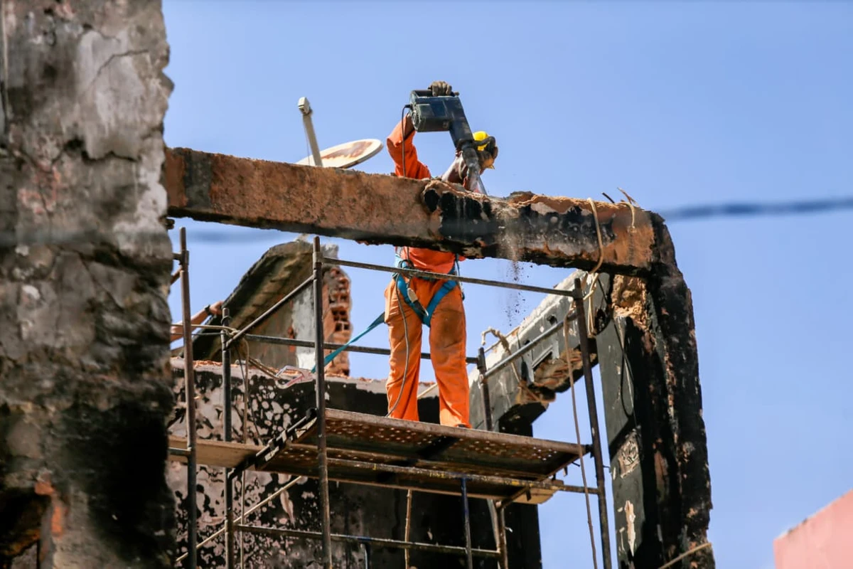 Demolição parcial de prédio atingido por explosão no Stiep por Arisson Marinho/CORREIO