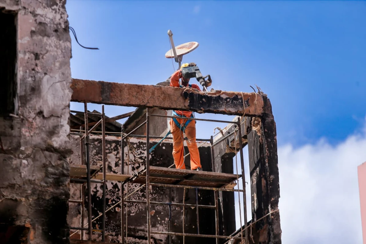 Demolição parcial de prédio atingido por explosão no Stiep 