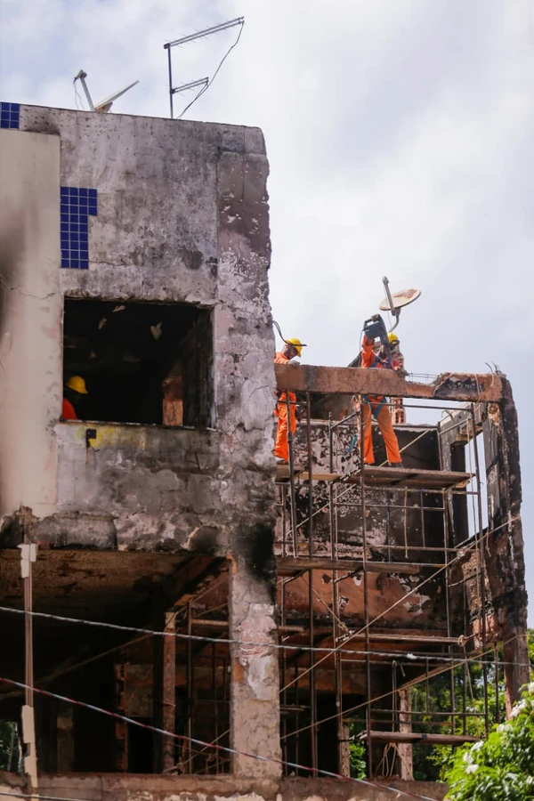 Demolição parcial de prédio atingido por explosão no Stiep por Arisson Marinho/CORREIO