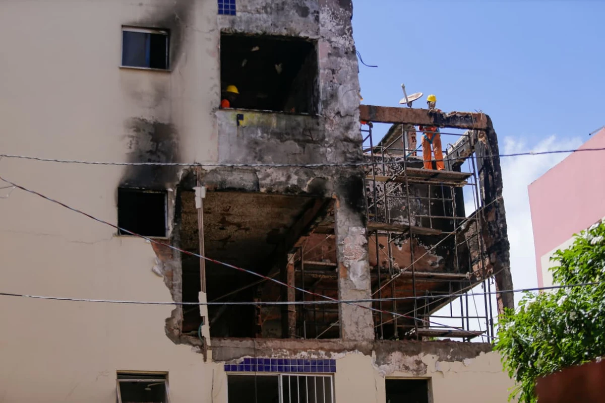 Demolição parcial de prédio atingido por explosão no Stiep por Arisson Marinho/CORREIO