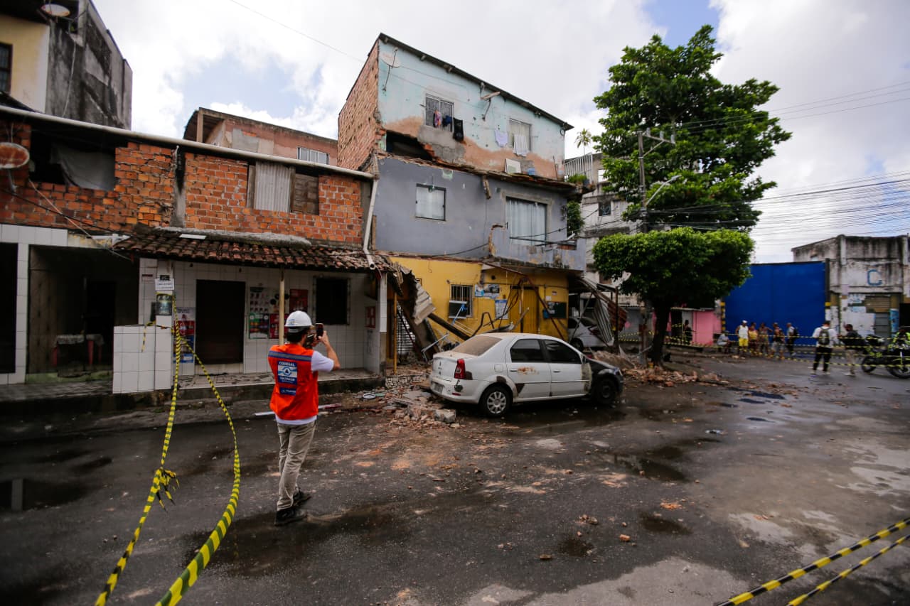 Desabamento de marquise na Ribeira por Arisson Marinho/CORREIO