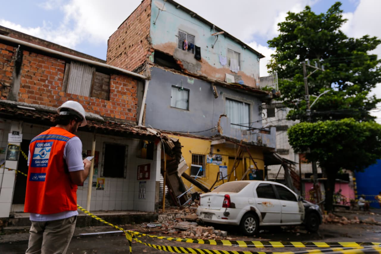 Desabamento de marquise na Ribeira por Arisson Marinho/CORREIO