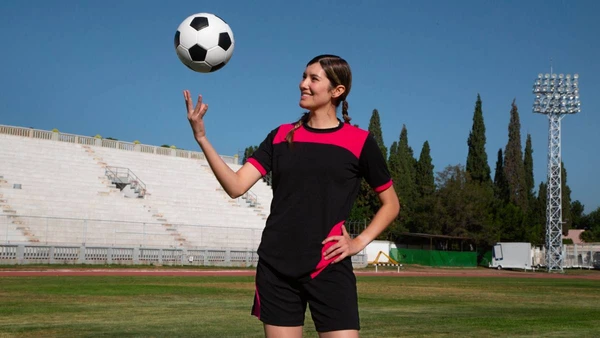 Estudos mostram que, enquanto a fase folicular favorece o ganho de força, o período menstrual surpreende com maior agilidade mental e precisão técnica.