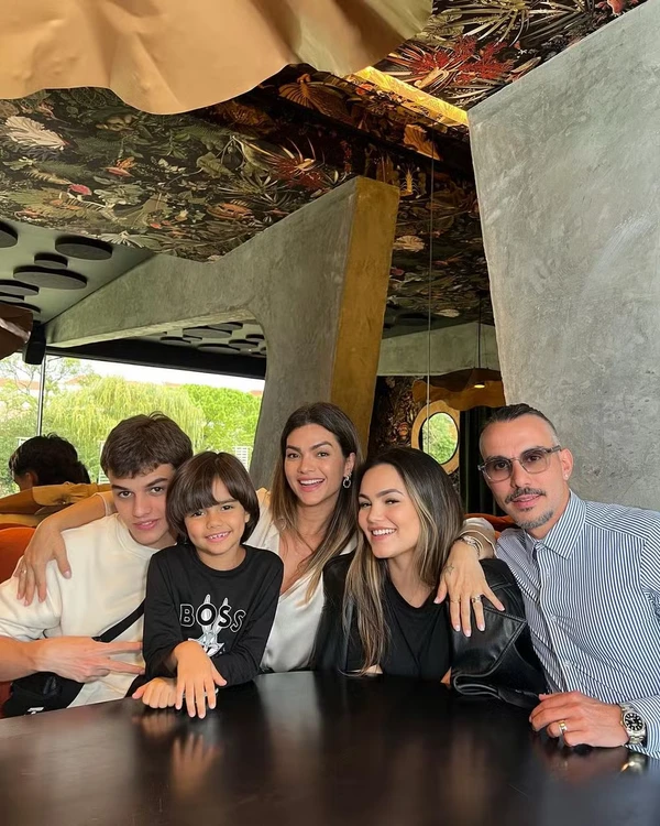 Kelly Key e Mico Freitas ao lado dos filhos, Suzanna, Vitor e Arthur