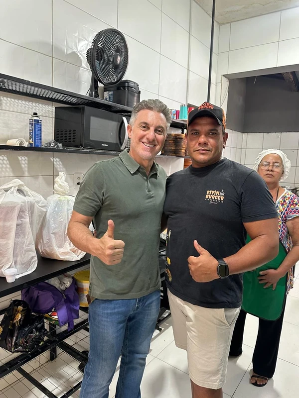 Luciano Huck acompanha reforma do Divino Burguer por Reprodução/Instagram