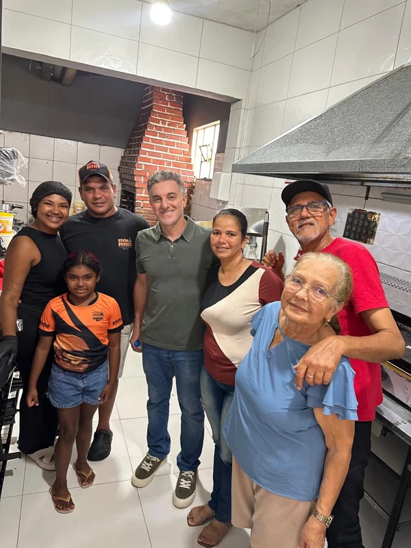 Luciano Huck acompanha reforma do Divino Burguer por Reprodução/Instagram