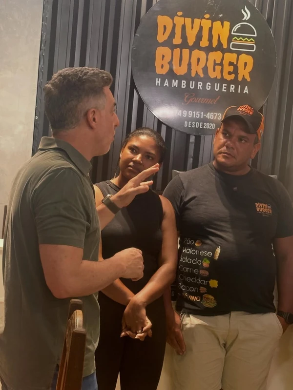 Luciano Huck acompanha reforma do Divino Burguer por Reprodução/Instagram