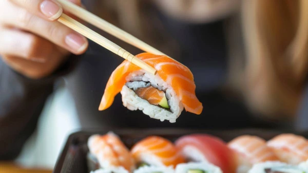 No passado, o arroz servia apenas como um escudo protetor para a fermentação do peixe e não chegava ao prato