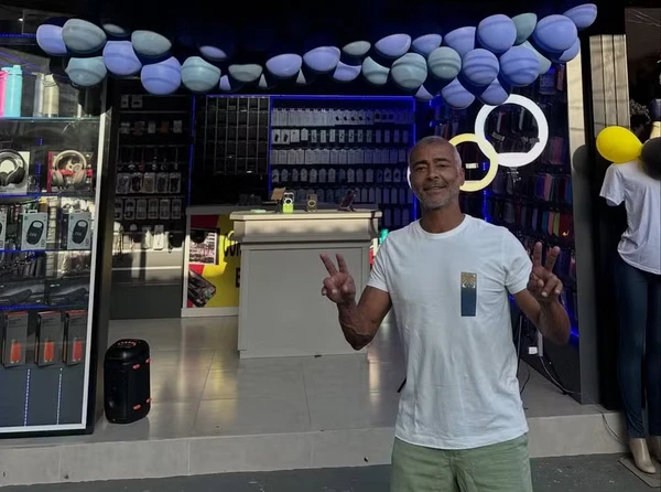 Romário engajando loja de novo affair