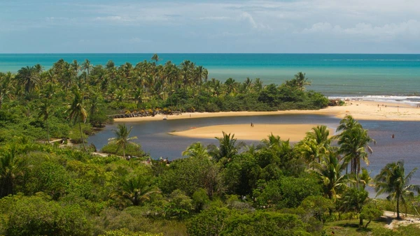 Sem asfalto ou iluminação pública, Caraíva preserva o charme das ruas de areia e o transporte por canoas, mas agora enfrenta o desafio de manter sua essência diante da crescente tensão na segurança regional