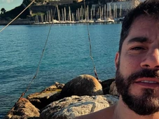 Imagem - Evaristo Costa posta foto exibindo o tanquinho em ilha da Grécia e agita a web; VEJA!