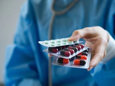 Imagem - ÍCone da MPB doa medicamentos para população de Cuba durante viagem