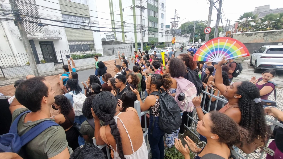 Alunos protestam por Divulgação