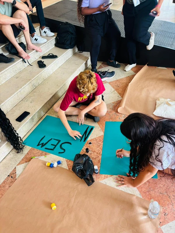 Alunos protestam por Divulgação