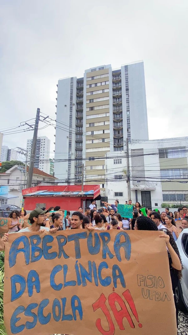 Alunos protestam por Divulgação