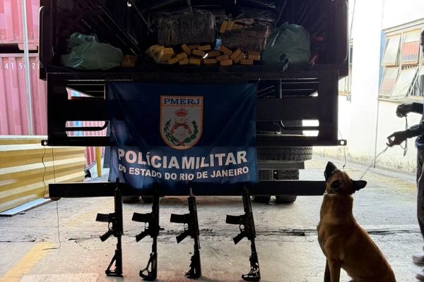 Cachorro indicou bunker por Divulgação/PMRJ