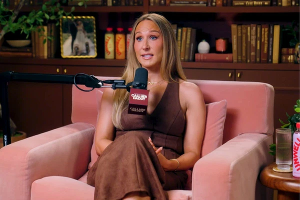 Em entrevista, Nikki Glaser explicou os termos de seu relacionamento de 13 anos com o produtor Chris Convy